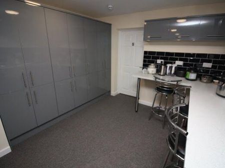 5 bedroom detached house to rent - Photo 3