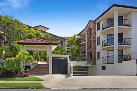 Fully Renovated Luxurious Ground-Floor Corner Apartment with Private Courtyard - Photo 3