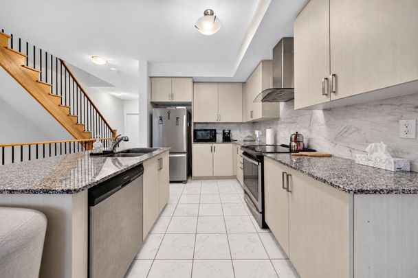 For Lease - 215 Harding Park Street, Newmarket, Ontario - Photo 1