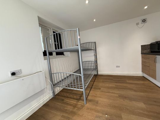 self contained studio flat inclusive of bills 950£ - Photo 1