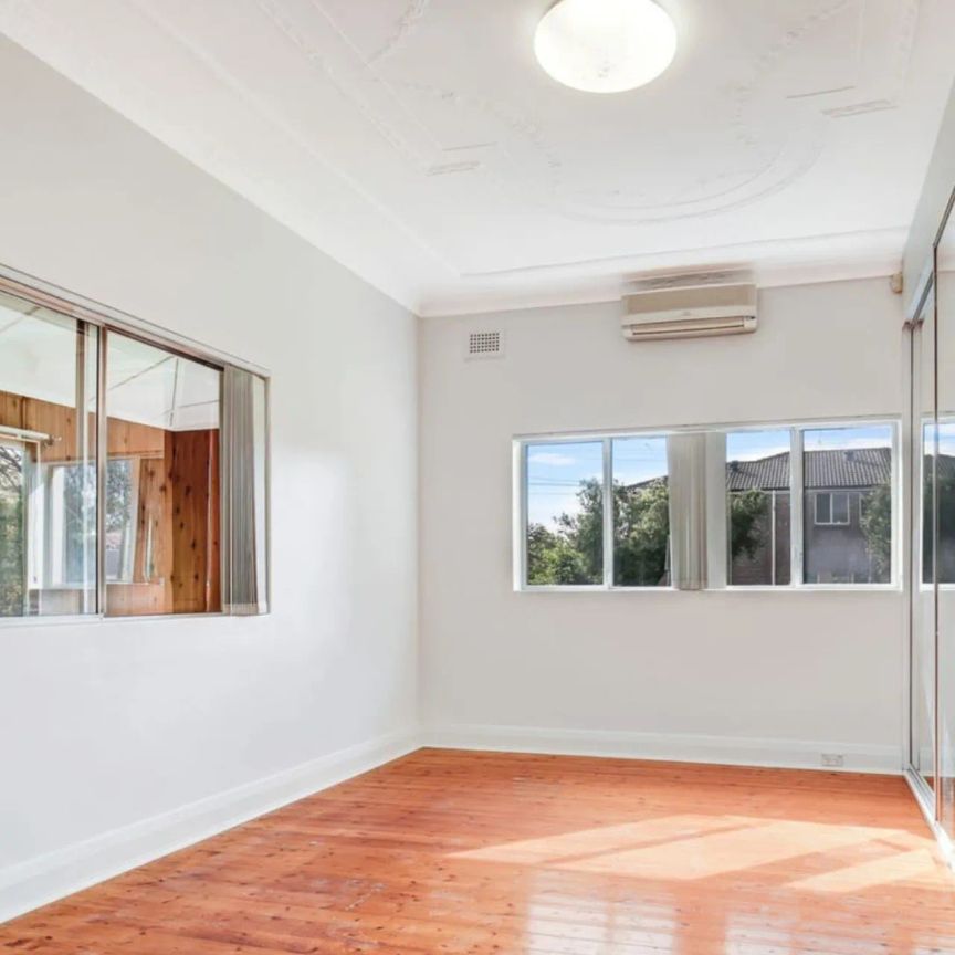 Spacious family home offering comfort and convenience - Photo 1