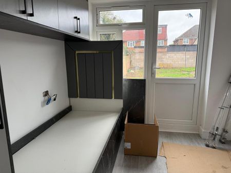 4 bedroom semi-detached house to rent - Photo 2