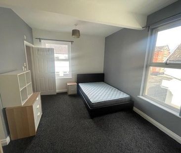 1 bedroom in a flat share to rent - Photo 3