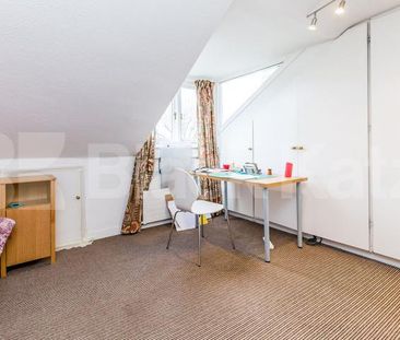 3 Bedroom, 1 bath, 1 reception Flat - Photo 3