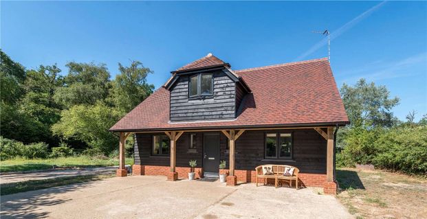 SHORT LET - A wonderful two bedroom property in the picturesque village of Dogmersfield - Photo 1