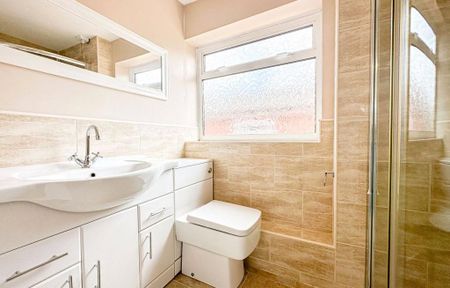 4 bedroom detached house to rent - Photo 5