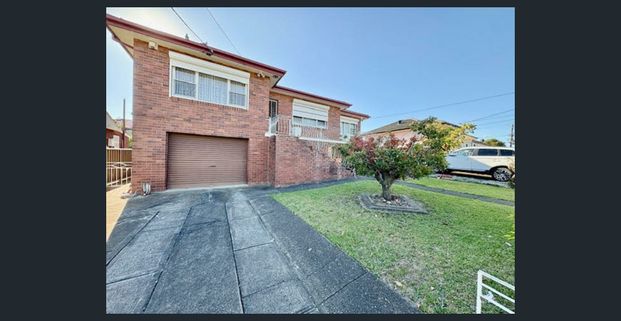 FULLY FURNISHED - BEAUTIFUL BRICK ITALIAN STYLE HOME + SLEEP-OUT - Photo 1