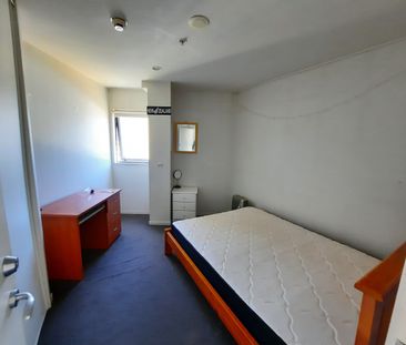 Large bedroom in 4 bedroom shared apartment. - Photo 4