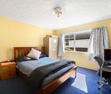 2 bedroom apartment (second level), 1 living, 1 bathroom (separate ... - Photo 2