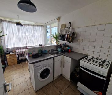 1 bedroom in a flat share to rent - Photo 3