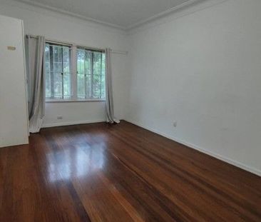 Spacious 4 bed+study house walking to UQ - Photo 2