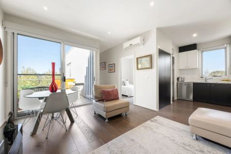 Spacious Two-Bedroom Apartment with Balcony & Parking - Photo 5