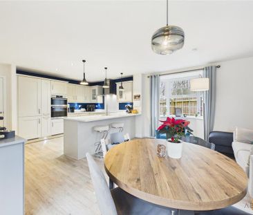 5 bedroom detached house to rent - Photo 2