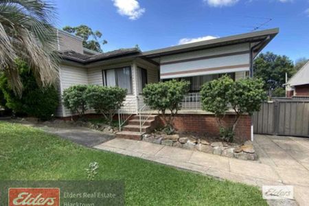 SPACIOUS FAMILY HOME IN CONVENIENT LOCATION - Photo 3