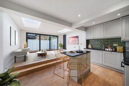 2 Bed Maisonette, Eversleigh Road, SW11 - Photo 3