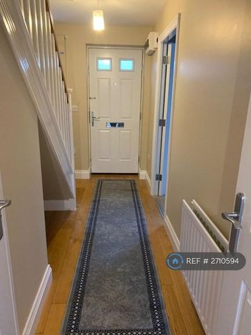 4 bedroom semi-detached house to rent - Photo 5