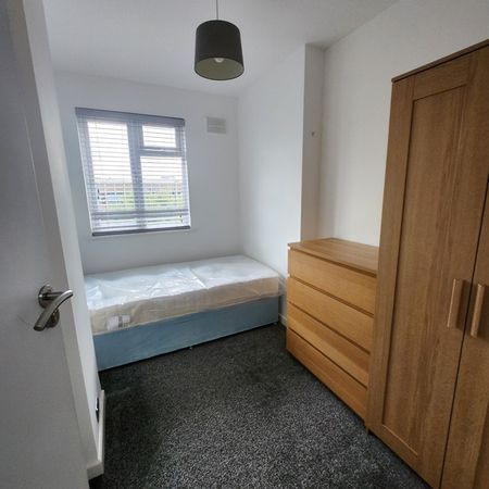 Room in a Shared Flat, Imperial Drive, HA2 - Photo 4