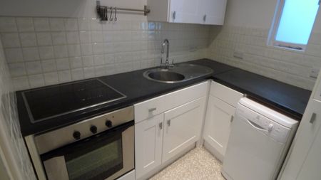 One Bedroom Flat for Rent Located in the heart of Historic Greenwich - Photo 2