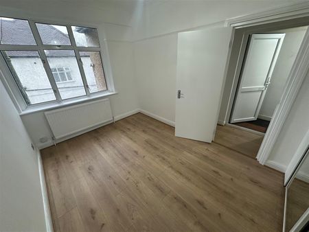 Burnt Oak Broadway, HA8 5ED, Edgware - Photo 2