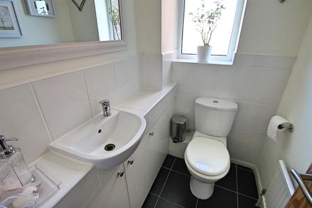 2 bed flat to rent in Howton Place, Bushey, WD23 - Photo 3