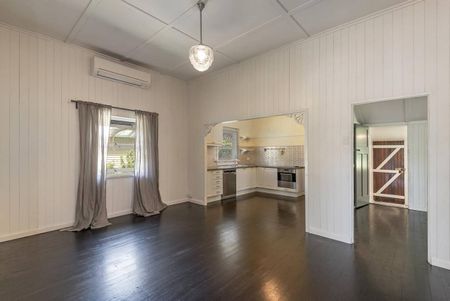Charming Queenslander in the Heart of Cooroy - Photo 3