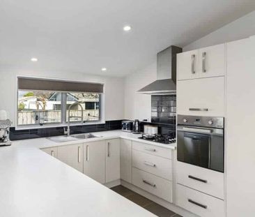 A fully renovated home with fully fenced section - Photo 2