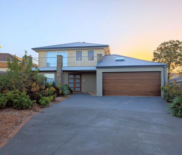 Premium Four-Bedroom Rental with Bay Glimpses! - Photo 6