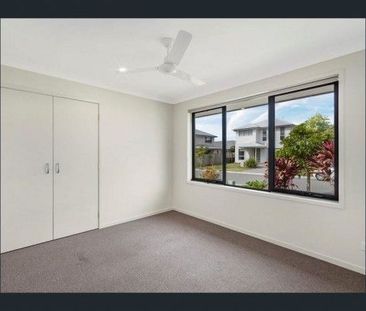 Near new 4 Beds - Walking distance to the Brand New Stockland Shopp... - Photo 3