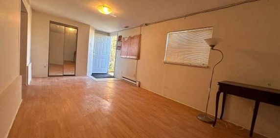 3 Bedrooms Ground Level Suite Near Joyce Station - Photo 2