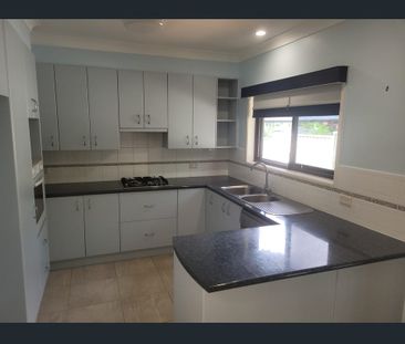 Spacious 4‑Bed Family Home on Quiet Court in Hillcrest – Ready to Rent - Photo 4