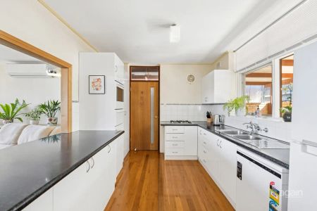 “Family home ready for you to move in” - Photo 4