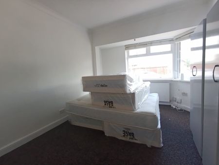 2 Bed Flat, Leader Avenue, E12 - Photo 4
