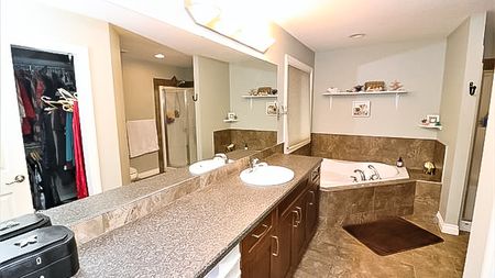 Beautiful Walkout Backing A Pond In The Hamptons.Pets Negotiable. - Photo 3