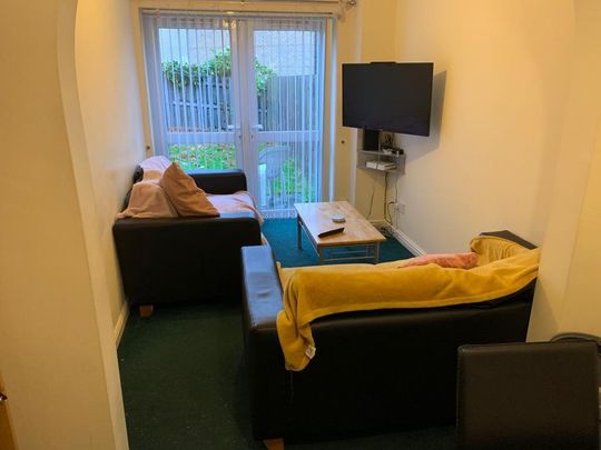 4 bedroom semi-detached house to rent - Photo 1