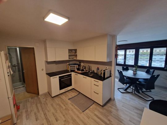 Un bâtiment nouvellement isolé avec accès direct - Photo 1