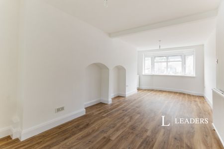 3 bedroom house to rent Sherborne Road, Sutton, SM3 - Photo 2