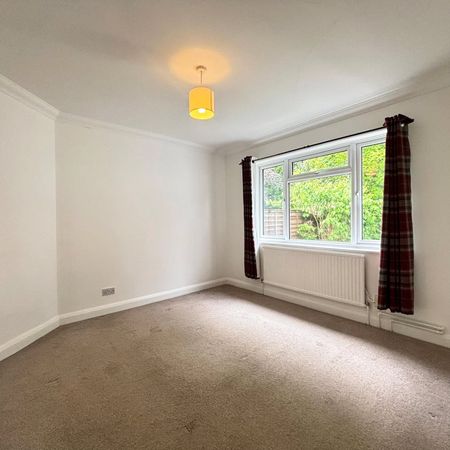 Clockhouse Road, Farnborough, GU14 - Photo 3