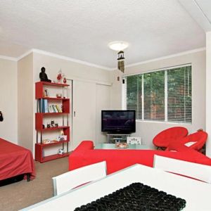 Spacious Studio Apartment In Prime Location - Photo 2