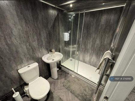 1 bedroom in a house share to rent - Photo 5
