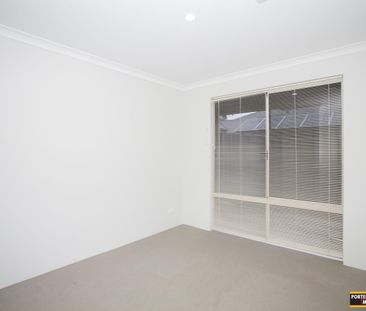 STREET-FRONT LIVING - FRESH, SPACIOUS & PERFECTLY LOCATED - Photo 5