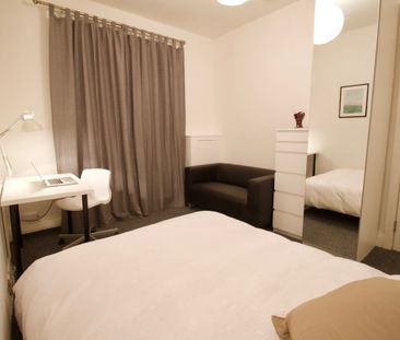 🏡Welcome Home! Professional Houseshare Room 2 - Executive En-Suite - Photo 5