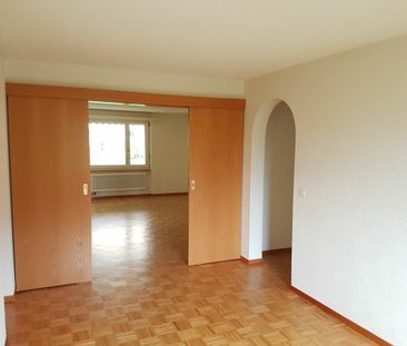 Wohlfühlende 3.5-Zimmer-Wohnung mit riesiger Grünanlage, Grillstell... - Photo 1