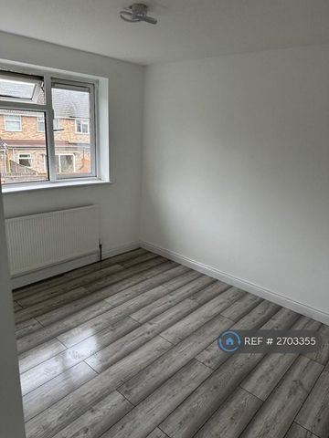 4 bedroom terraced house to rent - Photo 2