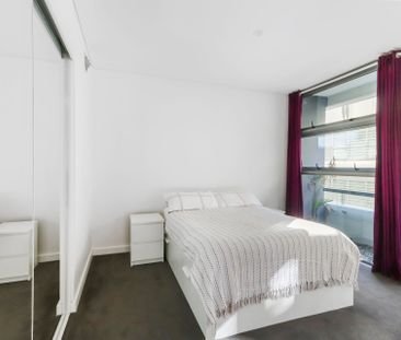 Modern 1-Bedroom + Study Apartment in the Heart of Crows Nest - Photo 2