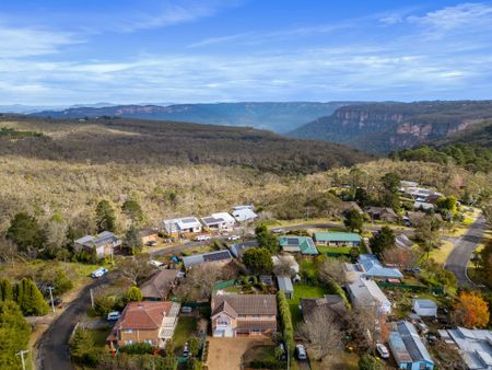 EXPANSIVE FAMILY LIVING WITH ESCARPMENT VIEWS & ENTERTAINER'S APPEAL - Photo 2