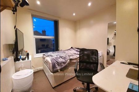 5 Bedroom Student Properties in Leeds - Photo 3