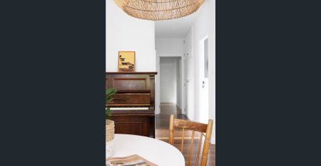 Classic Beach House Nestled In The Heart Of Byron Bay - Fully Furnished Short Term Let - Photo 2