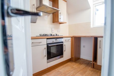 MODERN APARTMENT Avon Close BH8 - Photo 2