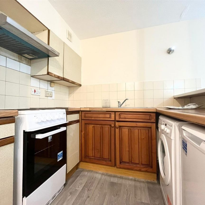 1 Bedroom Flat - Purpose Built To Let - Photo 1