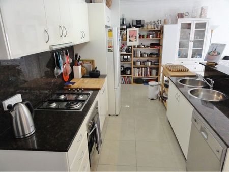 Expansive Ground Floor Apartment in Superb Location - Photo 4